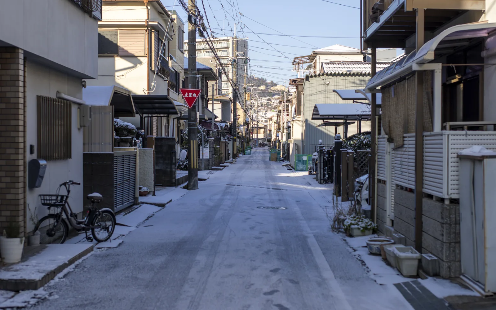 雪の朝の住宅街